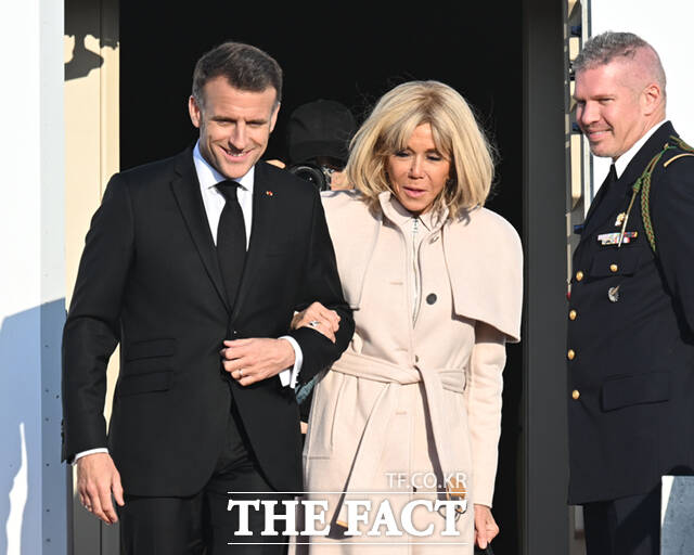 에마뉘엘 마크롱 프랑스 대통령 부부가 2일 오후 경기 성남시 서울공항에 도착해 권오을 국가보훈부 장관의 영접을 받고 있다. /서울공항=이새롬 기자