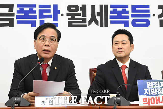 국민의힘이 2일 정부의 추가경정예산안(추경)을 '지방선거용 포퓰리즘'이라고 비판했다. 사진은 송언석 국민의힘 원내대표(왼쪽)가 지난 30일 오전 서울 여의도 국회에서 열린 최고위원회의에 참석해 모두발언을 하고 있는 모습. /박상민 기자