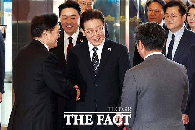 이재명 대통령이 2일 오후 서울 여의도 국회에서 2026년도 1차 추가경정예산안(추경안) 관련 시정연설을 하기 위해 국회 본청으로 들어서며 우원식 국회의장과 인사를 나누고 있다. /국회사진기자단