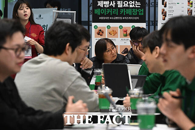 2026 상반기 IFS 프랜차이즈 창업·산업 박람회가 2일 오전 서울 강남구 코엑스에서 개막한 가운데 관람객들이 전시장을 둘러보고 있다. /김성렬 기자