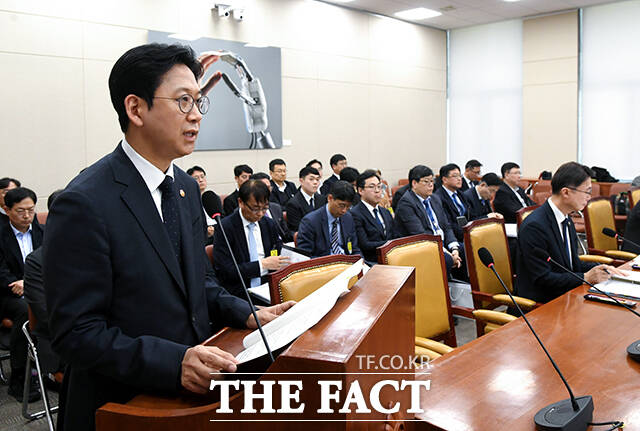 배경훈 부총리 겸 과학기술정보통신부 장관이 2일 오후 서울 여의도 국회에서 열린 과학기술정보방송통신위원회 전체회의에 출석해 2026년도 제1회 추가경정예산안 관련 의원 질의에 답변을 하고 있다. /국회=박상민 기자