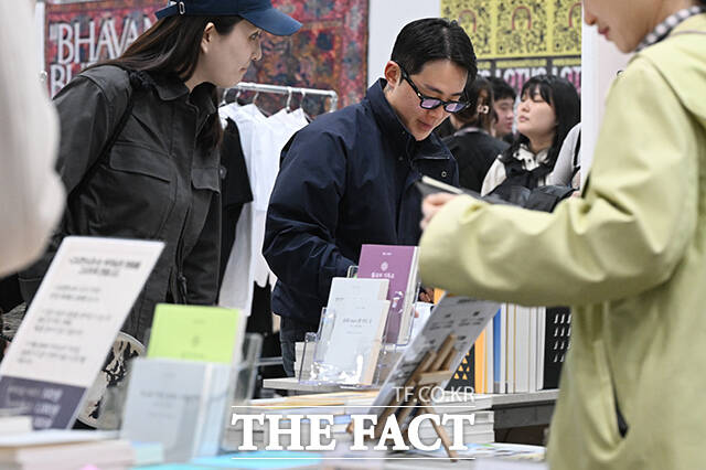 2026 서울국제불교박람회 & 제14회 붓다아트페어가 2일 오전 서울 강남구 코엑스에서 개막한 가운데 관람객들이 불교 관련 상품을 살펴보고 있다. /김성렬 기자