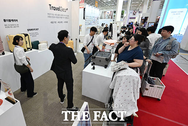 제49회 베페 베이비페어가 2일 오전 서울 강남구 코엑스에서 개막한 가운데 전시장은 관람객들로 붐비고 있다. /김성렬 기자