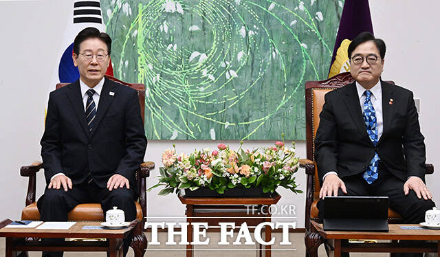 우원식 국회의장 및 여야 대표와 환담하는 이재명 대통령(왼쪽). /국회사진기자단