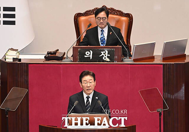 이재명 대통령이 2일 서울 여의도 국회 본회의장에서 중동 사태 대응 등을 위한 추가경정예산안에 대한 시정연설을 하고 있다. /국회=배정한 기자