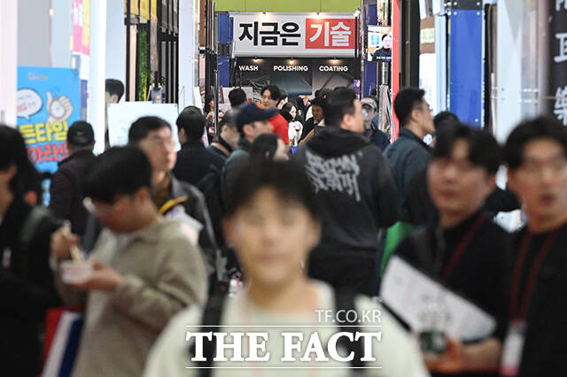 2026 상반기 IFS 프랜차이즈 창업·산업 박람회가 2일 오전 서울 강남구 코엑스에서 개막한 가운데 관람객들이 전시장을 둘러보고 있다. /김성렬 기자