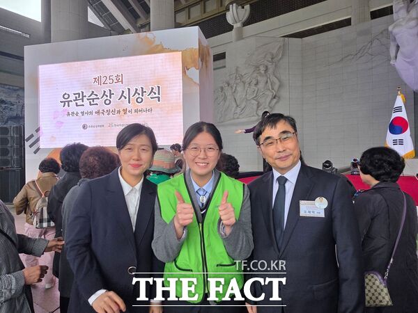 대전여고 김서윤 학생(사진 가운데)이 1일 천안 독립기념관에서 유관순상위원회가 개최한 제25회 유관순횃불상을 수상했다. 어머니(사진 왼쪽)와 함께 수상의 기쁨을 함께하고 있다. /호국보훈기념사업회