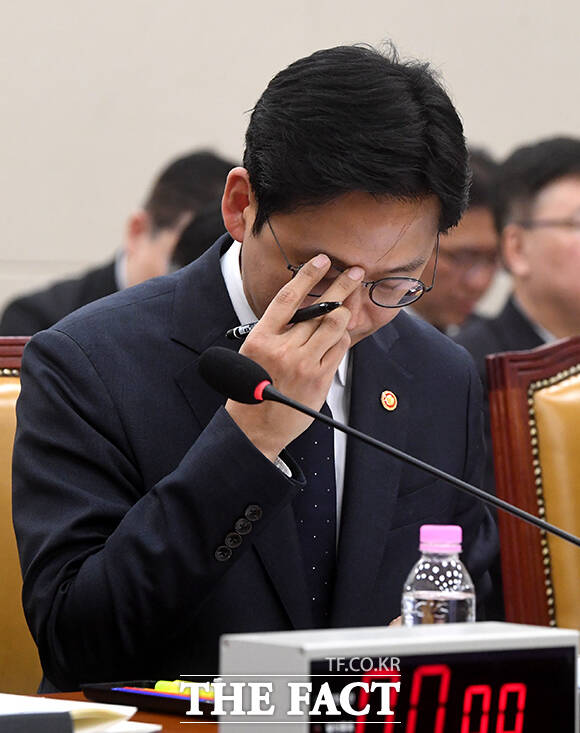 배경훈 부총리 겸 과학기술정보통신부 장관이 2일 오후 서울 여의도 국회에서 열린 과학기술정보방송통신위원회 전체회의에 출석해 2026년도 제1회 추가경정예산안 관련 의원 질의에 답변을 하고 있다. /국회=박상민 기자