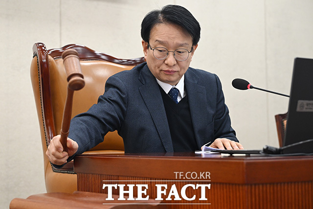 권칠승 국회 행정안전위원회 신임 위원장이 2일 오전 서울 여의도 국회에서 열린 행정안전위원회 전체회의를 첫 주재하며 의사봉을 두드리고 있다. /국회=남용희 기자