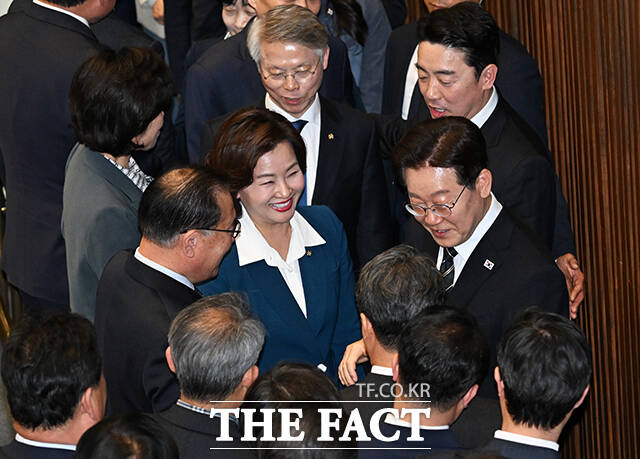 이재명 대통령이 2일 오후 서울 여의도 국회에서 중동 전쟁 대응 등을 위한 추가경정예산안에 대한 시정연설을 마친 뒤 이수진 더불어민주당 의원과 대화를 하고 있다. /국회=배정한 기자