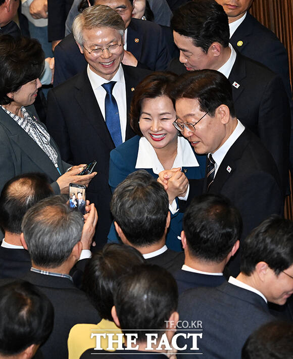 이재명 대통령이 2일 오후 서울 여의도 국회에서 중동 전쟁 대응 등을 위한 추가경정예산안에 대한 시정연설을 마친 뒤 이수진 더불어민주당 의원과 대화를 하고 있다. /국회=배정한 기자