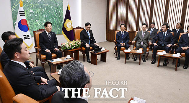 우원식 국회의장 및 여야 대표와 환담하는 이재명 대통령(왼쪽). /국회사진기자단