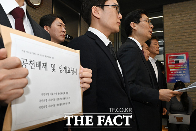 서울 마포구갑 지역 시·구의원에게 공천헌금을 수수한 의혹이 제기된 조정훈 국민의힘 의원(오른쪽)이 31일 오전 서울 여의도 중앙당사에서 신상 발언을 하고 있다./남용희 기자