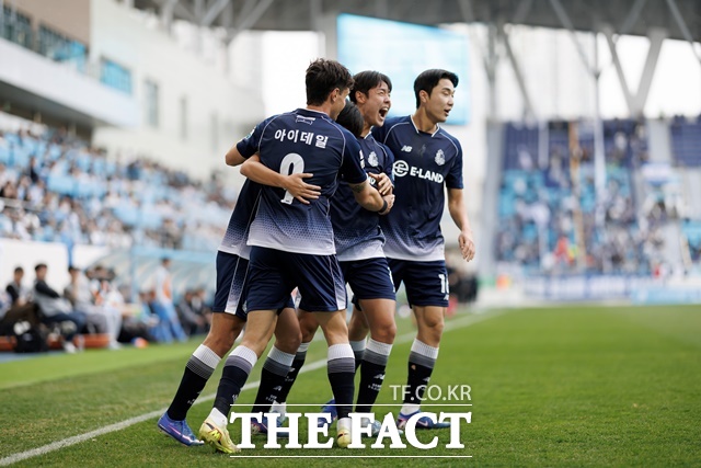 대구 원정에서 3-1 승리를 거두며 다시 기지개를 켜고 있는 서울 이랜드 선수들./K리그
