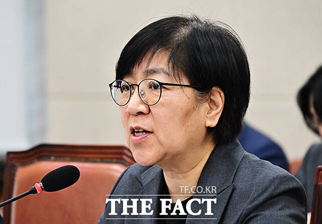 정은경 보건복지부 장관이 2일 오전 서울 여의도 국회에서 열린 보건복지위원회 전체회의에 출석해 추가경정예산안에 대한 제안설명을 하고 있다. /국회=배정한 기자