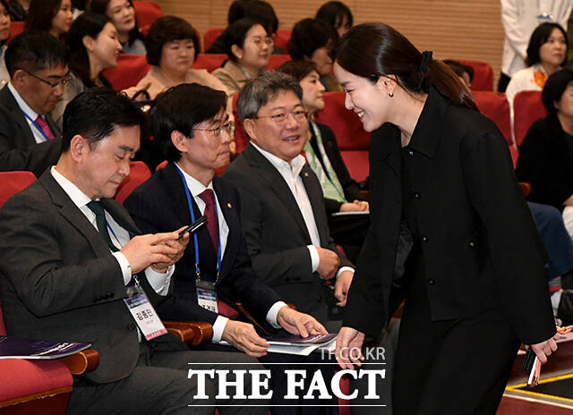 이주영 의원이 정책토론회 참석해 인사를 하고 있다.