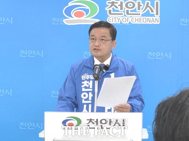 한태선 천안시장 예비후보가 2일 기자회견을 열고 정부의 2027년도 예산안 편성지침에 맞춘 천안형 대응 전략을 발표하고 있다. /정효기 기자