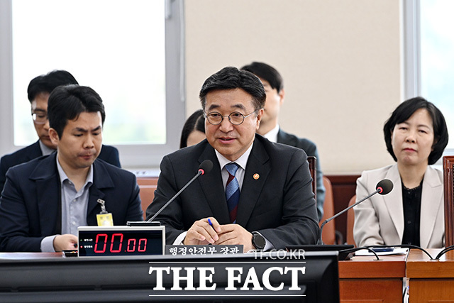 추경 관련 의원 질의 듣는 윤호중 장관.