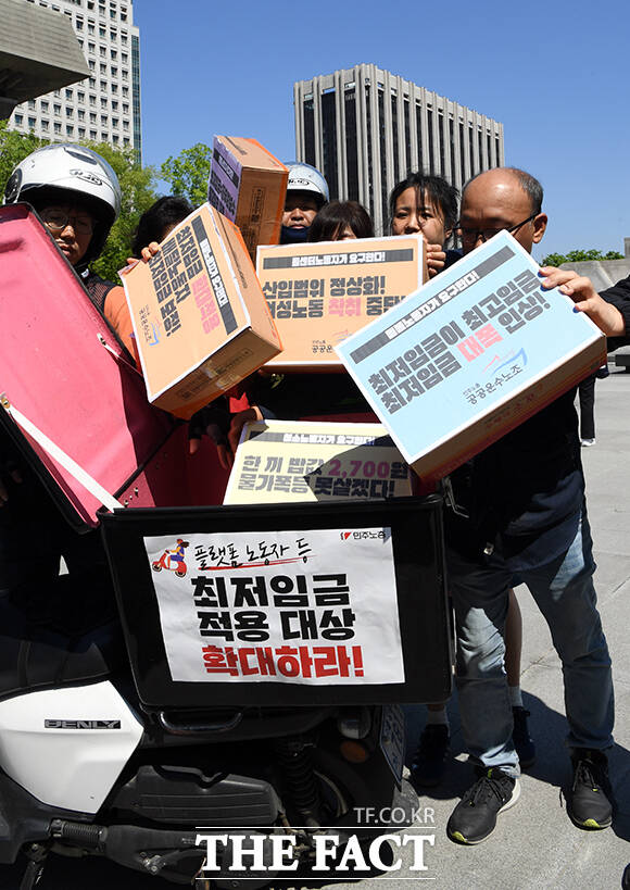 최저임금 적용 대상조차 되지 못하는 노동자들은 더욱 열악한 상황에 놓여 있다. 현행법상 대리운전이나 방문 점검, 가사·돌봄서비스 등 특수고용·플랫폼 노동자들은 비임금노동자로 분류돼 최저임금 적용 대상에서 제외된다. 사진은 민주노총 공공운수노조 노동자들이 지난 2024년 5월8일 오전 서울 종로구 광화문 광장 세종대왕상 앞에서 최저임금 확대 정용 및 대폭인상 요구사항을 적은 박스를 배달통에 넣고 있는 모습. /임영무 기자