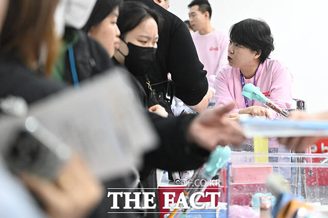 제49회 베페 베이비페어가 2일 오전 서울 강남구 코엑스에서 개막한 가운데 전시장은 관람객들로 붐비고 있다. /김성렬 기자