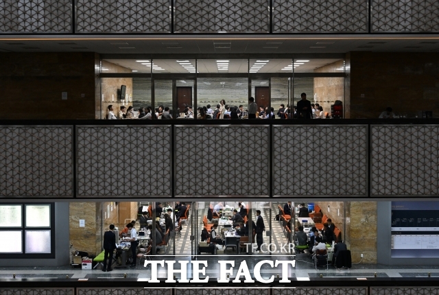 <더팩트> 취재 결과 국회가 석면건축물인 사실조차 내부 구성원 상당수가 인지하지 못하고 있었다. /이새롬 기자