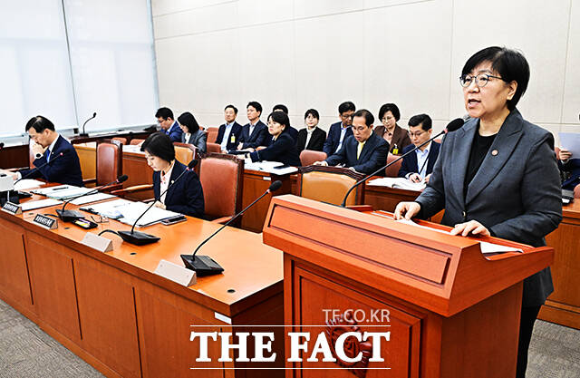정은경 보건복지부 장관이 2일 오전 서울 여의도 국회에서 열린 보건복지위원회 전체회의에 출석해 추가경정예산안에 대한 제안설명을 하고 있다. /국회=배정한 기자