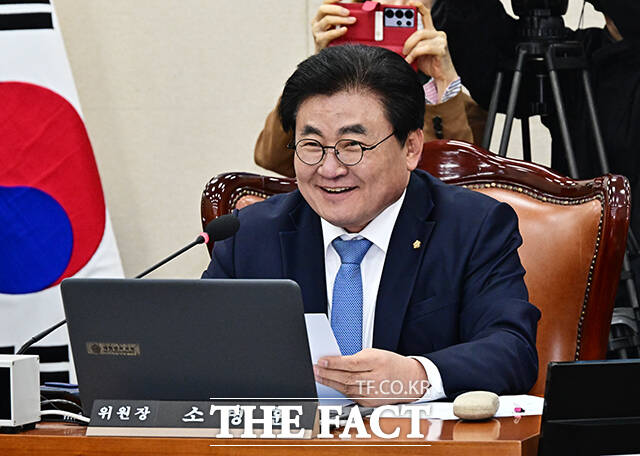 소병훈 복지위원장이 2일 오전 서울 여의도 국회에서 열린 보건복지위원회 전체회의에 참석해 회의를 주재하고 있다.