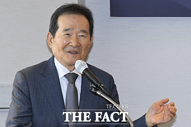 그동안 정치권에선 국회의장이나 총리를 지내고 정치 1선에서 물러난 뒤, 체급을 낮춰 재등판하는 사례는 극히 드물었다. 이러한 관례는 정세균 민주당 상임고문이 국가 의전서열 2위인 국회의장을 지낸 뒤 의전서열 5위인 총리로 정치 1선에 복귀한 일을 계기로 사실상 깨졌다고 보는 시각이 많다. 사진은 정세균 상임고문. /송호영 기자