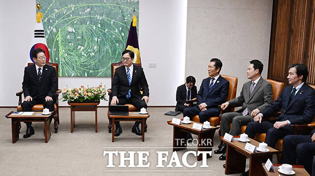 우원식 국회의장 및 여야 대표와 환담하는 이재명 대통령(왼쪽). /국회사진기자단