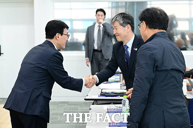 김민석 국무총리가 박승렬 한반도평화행동 명예대표와 악수하고 있다.