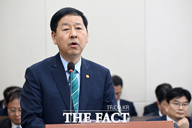 구윤철 부총리 겸 재정경제부 장관이 2일 오후 서울 여의도 국회에서 열린 재정경제기획위원회 전체회의에서 추경예산안 관련 보고를 하고 있다. /국회=남용희 기자