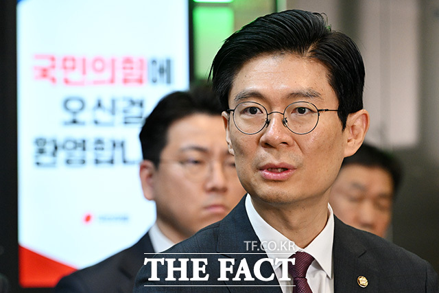 서울 마포구갑 지역 시·구의원에게 공천헌금을 수수한 의혹이 제기된 조정훈 국민의힘 의원이 31일 오전 서울 여의도 중앙당사에서 신상 발언을 하고 있다./남용희 기자