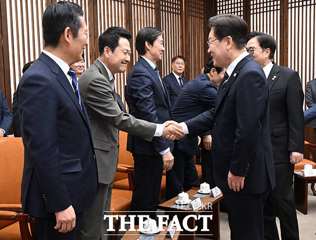 우원식 국회의장 및 여야 대표와 환담하는 이재명 대통령(왼쪽). /국회사진기자단