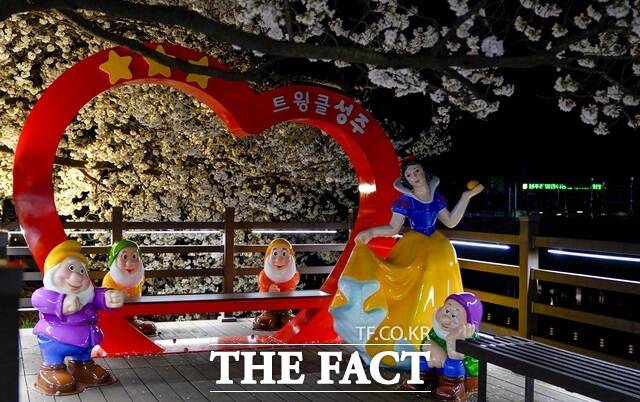 '달·별' 포토존은 뒤편 성밖숲교 조명과 어우러져 야경을 연출하며 새로운 포토 명소로 주목받고 있다. /성주군