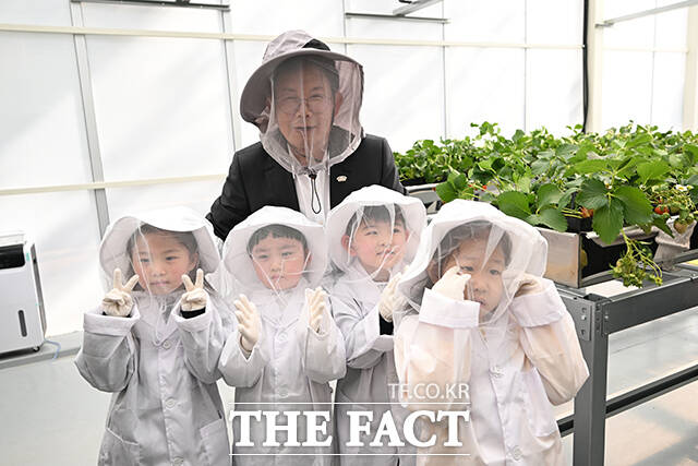 박강수 마포구청장(가운데)를 비롯한 내빈들이 '마포 스마트팜 체험관' 준공식에서 커팅식을 하고 있다.