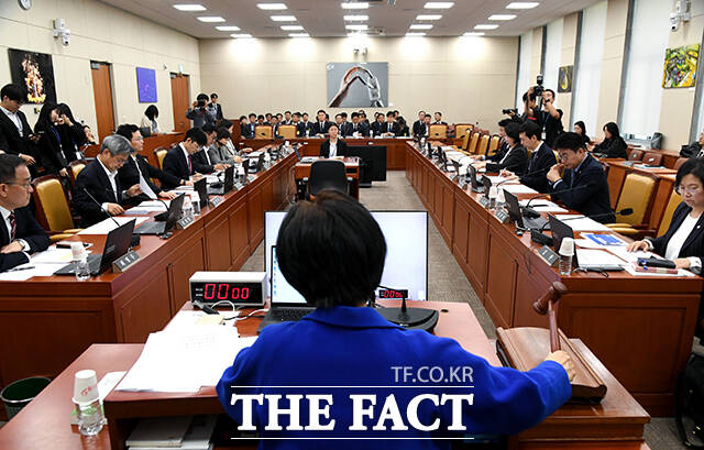 최민희 국회 과학기술정보방송통신위원회 위원장(가운데)이 2일 오후 서울 여의도 국회에서 열린 과학기술정보방송통신위원회 전체회의에 참석해 의사봉을 두드리고 있다. /국회=박상민 기자