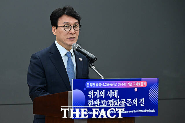 김민석 국무총리가 박승렬 한반도평화행동 명예대표와 악수하고 있다.