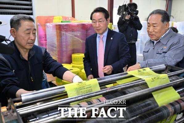 유정복 인천시장(가운데)이 2일 미추홀구 종량제 봉투 제작업체에서 생산라인을 살펴보고 있다. /인천시