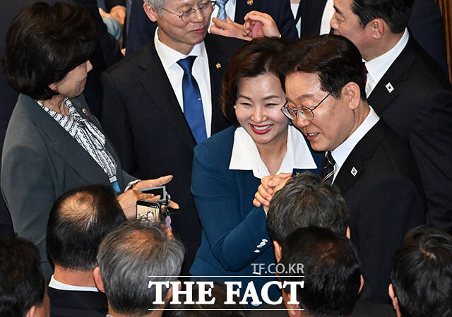 이재명 대통령이 2일 오후 서울 여의도 국회에서 중동 전쟁 대응 등을 위한 추가경정예산안에 대한 시정연설을 마친 뒤 이수진 더불어민주당 의원과 대화를 하고 있다. /국회=배정한 기자