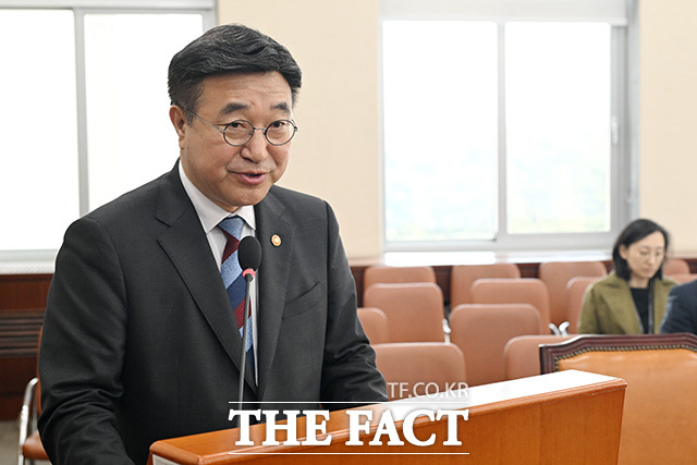 윤호중 행정안전부 장관이 2일 오전 서울 여의도 국회에서 열린 행정안전위원회 전체회의에 출석해 추가경정예산안에 대한 제안설명하고 있다. /국회=남용희 기자