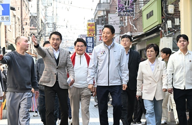 오세훈 서울시장은 2일 오전 서울 도봉구 쌍문동에 형성된 '쌍리단길'을 찾아 상권 현황을 살폈다. /서울시