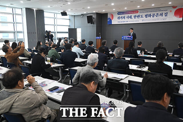 김민석 국무총리가 박승렬 한반도평화행동 명예대표와 악수하고 있다.