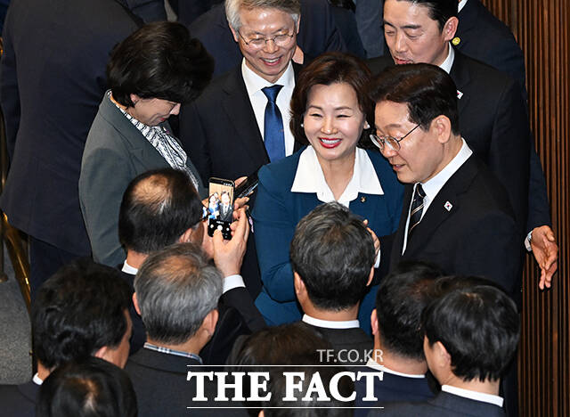 이재명 대통령이 2일 오후 서울 여의도 국회에서 중동 전쟁 대응 등을 위한 추가경정예산안에 대한 시정연설을 마친 뒤 이수진 더불어민주당 의원과 대화를 하고 있다. /국회=배정한 기자