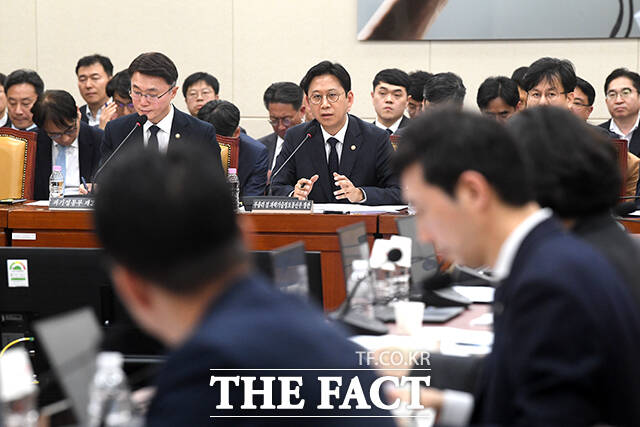 배경훈 부총리 겸 과학기술정보통신부 장관이 2일 오후 서울 여의도 국회에서 열린 과학기술정보방송통신위원회 전체회의에 출석해 2026년도 제1회 추가경정예산안 관련 의원 질의에 답변을 하고 있다. /국회=박상민 기자
