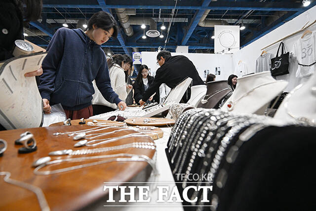 2026 서울국제불교박람회 & 제14회 붓다아트페어가 2일 오전 서울 강남구 코엑스에서 개막한 가운데 관람객들이 불교 관련 상품을 살펴보고 있다. /김성렬 기자