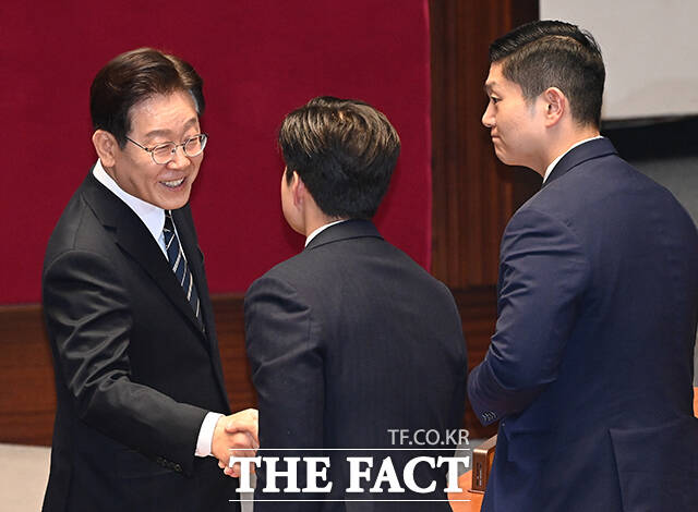 이재명 대통령이 2일 서울 여의도 국회 본회의장에서 중동 사태 대응 등을 위한 추가경정예산안에 대한 시정연설을 마친 뒤 국민의힘 의원들과 악수를 하고 있다. /배정한 기자