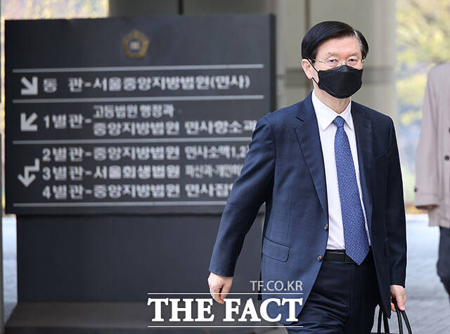 윤석열 전 대통령에 대한 체포영장 집행을 방해한 혐의를 받는 박종준 전 대통령경호처장이 2일 오전 서울 서초구 서울중앙지방법원에서 열린 첫 공판에 출석하고 있다. /남윤호 기자