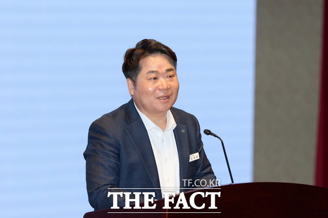 오세현 아산시장이 2일 시청 시민홀에서 열린 4월 월례모임에서 공직자들에게 본연의 역할에 충실해 달라고 당부하고 있다. /아산시