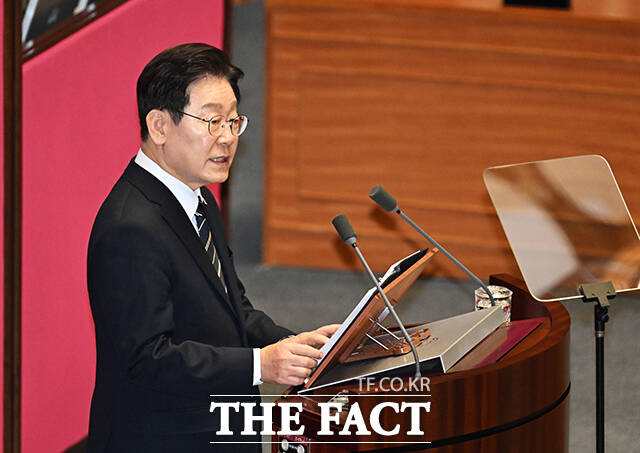 이재명 대통령이 2일 서울 여의도 국회 본회의장에서 중동 사태 대응 등을 위한 추가경정예산안에 대한 시정연설을 하고 있다. /국회=배정한 기자