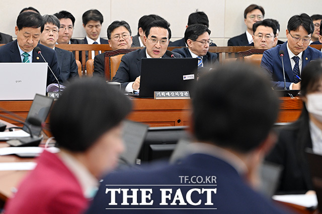 의원 질의에 답하는 박홍근 기획예산처 장관(가운데).